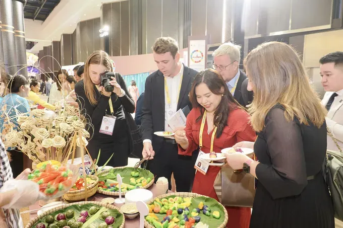 International guests attend at the program at night on September 3. (Photo: SGGP/ Hoang Hung) khach-du-lich-quoc-te-1683-4526.jpg