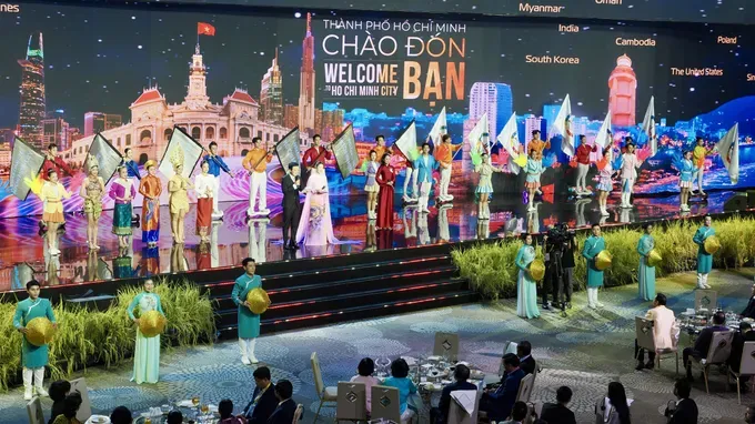Artists perform at the event “Vietnam Night – Flow of Quintessence”. (Photo: SGGP/ Hoang Hung) ns-bieu-dien-2716-7925.jpg