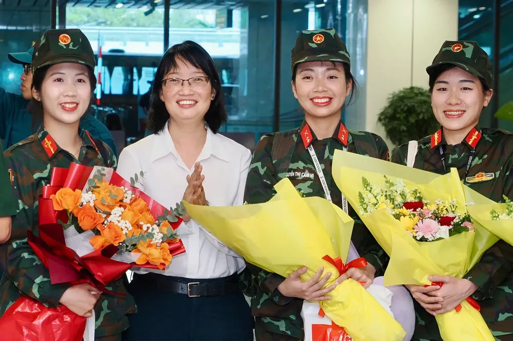 Vice Chairwoman of the Ho Chi Minh City People’s Committee Tran Thi Dieu Thuy presents flowers to congratulate the forces returning from the A80 mission. (Photo: SGGP/ Hoang Hung) z6973093352611-d532f179ce35aebea0051bb86f61ccbd-2235-3775.jpg