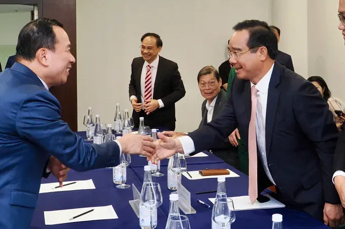 Chairman of the Ho Chi Minh City People’s Committee Nguyen Van Duoc receives Mr. Huot Hak, Minister of Tourism of Cambodia and his delegation. (Photo: SGGP/ Hoang Hung) z6975134061748-a479f7b1a060f2f493cabd056268b513-6780-2953.jpg