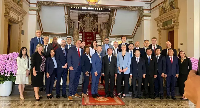 Delegates from both sides pose for a commemorative photo. (Photo: SGGP/ Xuan Hanh) z6979549465892-a99596136d822f1311a4ae88e9209cb5-5541-3195.jpg