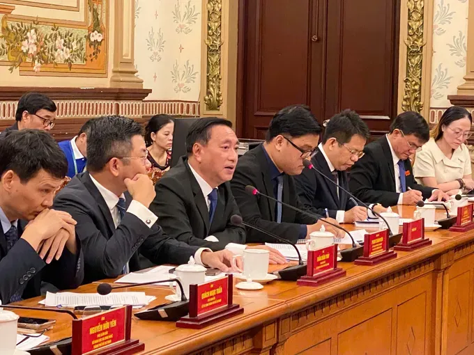 Mr. Pham Thanh Kien, Permanent Vice Chairman of the Ho Chi Minh City People’s Council (third from left), delivers his remarks at the meeting. (Photo: SGGP/ Xuan Hanh) z6979549535869-ac887860a59e9d3ae5f9b71a31ae9096-9307-1009.jpg