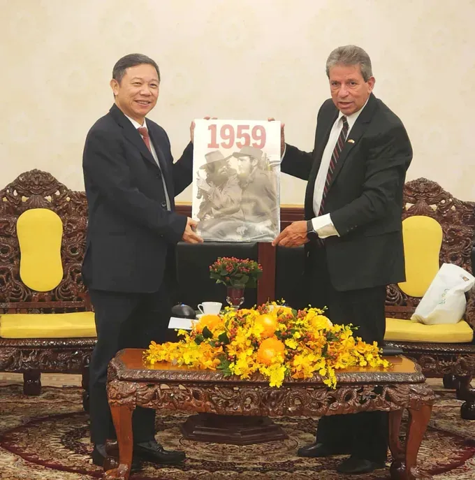 Mr. Duong Anh Duc, Head of the Propaganda and Mass Mobilization Commission of the Ho Chi Minh City Party Committee (L) receives a commemorative gift from Mr. Victor Fidel Gaute Lospez, Vice President of the Cuban Institute of Friendship with the Peoples. (Photo: SGGP/ Thuy Vu) 1254-5-5309-1318.jpg