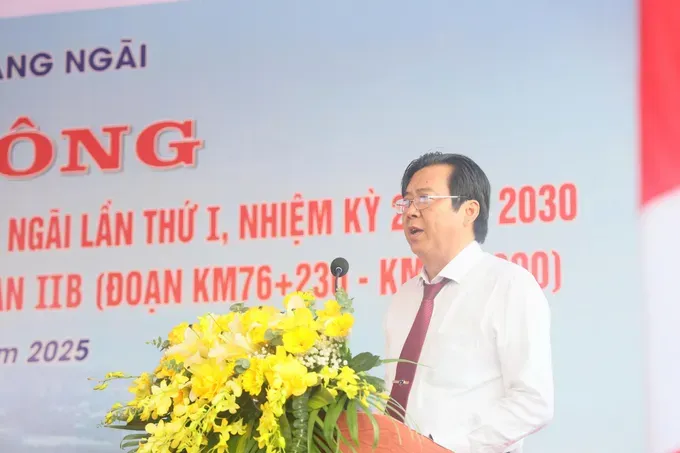 Mr. Tran Hoang Vinh, Director of the Quang Ngai Provincial Investment and Construction Management Board for Transport Projects, presents the project report. 587b02869a45111b4854-4845-2032.jpg