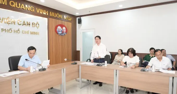 Chief of the Office of the Ho Chi Minh City Party Committee Pham Hong Son reports preparation progress for the Congress. (Photo: SGGP/ Van Minh) dsc-2680-382-2462.jpeg