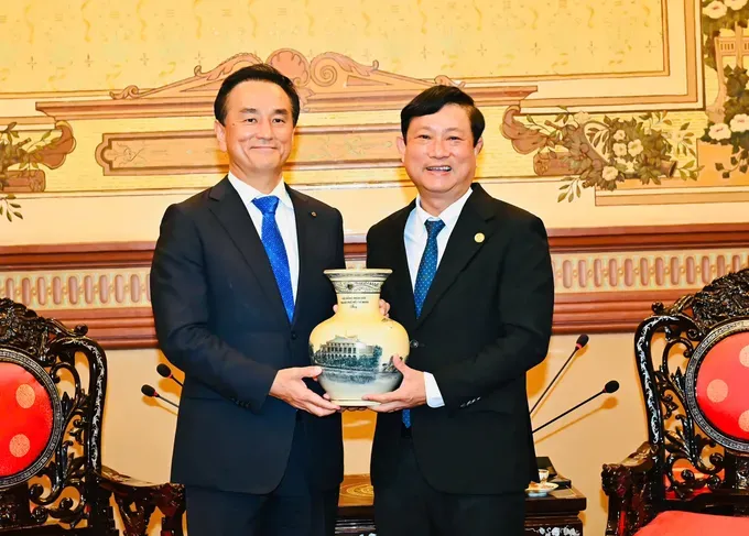 Mr. Vo Van Minh, Chairman of the Ho Chi Minh City People’s Council (R) presents a commemorative gift to Governor Muraoka Tsugumasa. (Photo: SGGP/ Viet Dung) img-20250905-194236-4118-3320.jpg