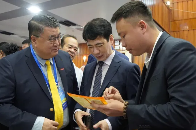 Mr. Ta Hoang Linh, Director of the Department of Foreign Market Development (center) introduces Tay Ninh Province’s products to international buyers. z6982072338613-f6b59251950eb3a626b94eeb0d814220-2947-1024.jpg