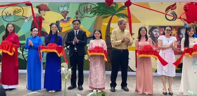 Delegates cut the ribbon to inaugurate the mural marking the 65th anniversary of Vietnam–Cuba diplomatic relations (1960–2025). (Photo: SGGP/ Xuan Hanh) z6982769108144-e249fa9b7dc975f8c630cc69b3cad72e-7392-1526.jpg