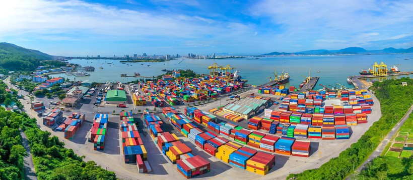 Vietnam’s seaport infrastructure capacity has tripled after each decade of development, handling 90 percent of the country’s total import and export cargo (Photo: VietnamPlus) cang-container.jpg
