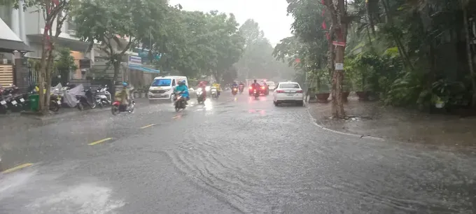 Multiple areas across Ho Chi Minh City will face risk of waterlogging from heavy rains and high tides in the upcoming days. gen-n-z6993088705957-6721004ff4ccfe78fcb40835f361c611-3297-6570.jpg