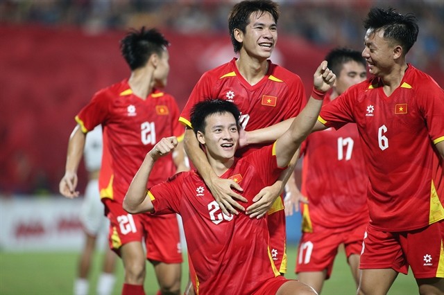 U23 Vietnam celebrate beating U23 Yemen at the AFC U23 Asian Cup qualifiers this evening. Photos vietnamnet.vn 449025_5266863464574418_image.png