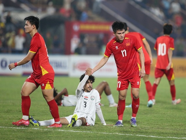 Vietnamese players offer words of encouragement to a Yemeni player. 449028_5266866162563506_image.png