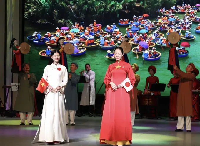 Miss Thanh Thuy wears the traditional ao dai to cat walk on stage. anh-chup-man-hinh-2025-09-09-luc-211254-6503-247.png