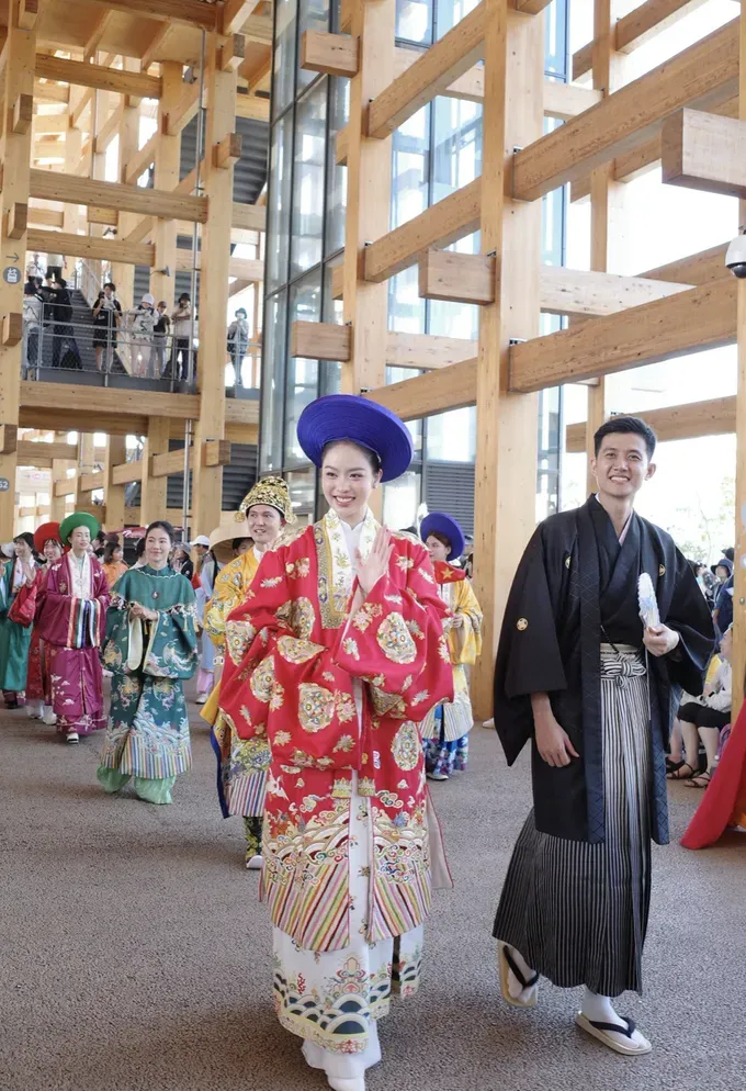 Miss Thanh Thuy parades in historical costumes, promoting Vietnamese culture at EXPO Osaka 2025. anh-chup-man-hinh-2025-09-09-luc-211307-3451-7650.png