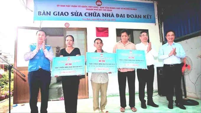 The HCMC delegation provides support for the repair of “Great Unity” houses to local families in Con Dao. dd8d5b3d-309b-4a9b-8438-82bfa7b41329-2404-8242.jpg