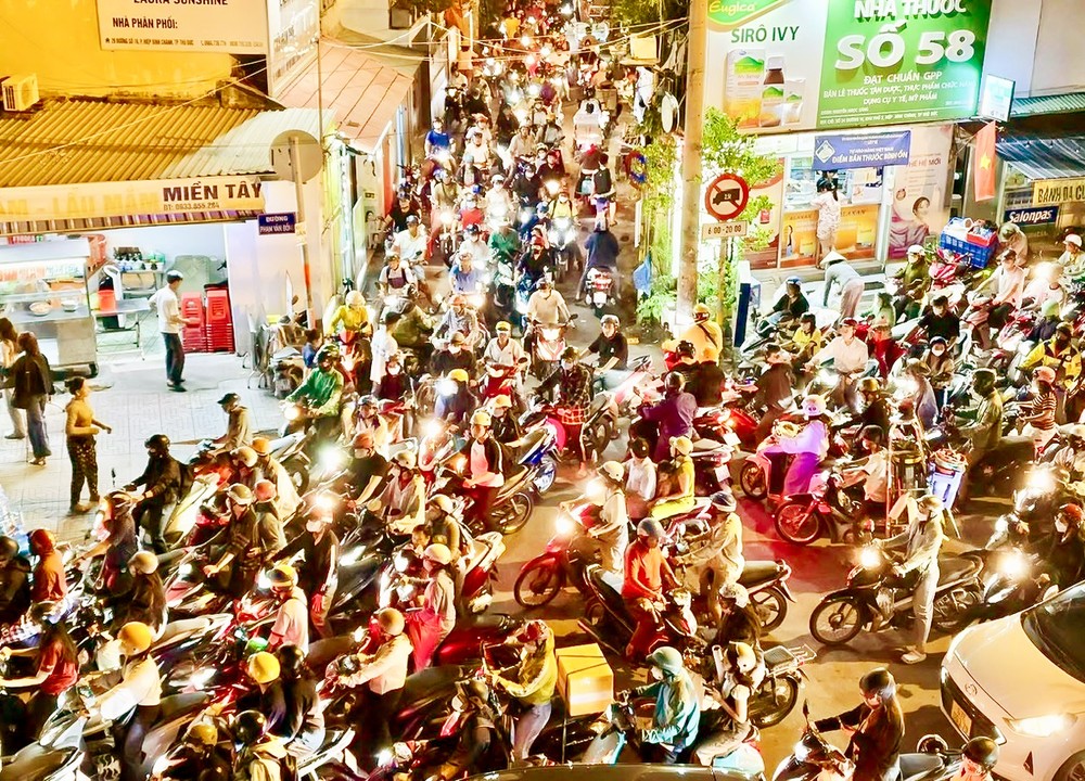 Severe congestion was reported in many streets after persistent heavy rain on September 9 late. J7a.jpg