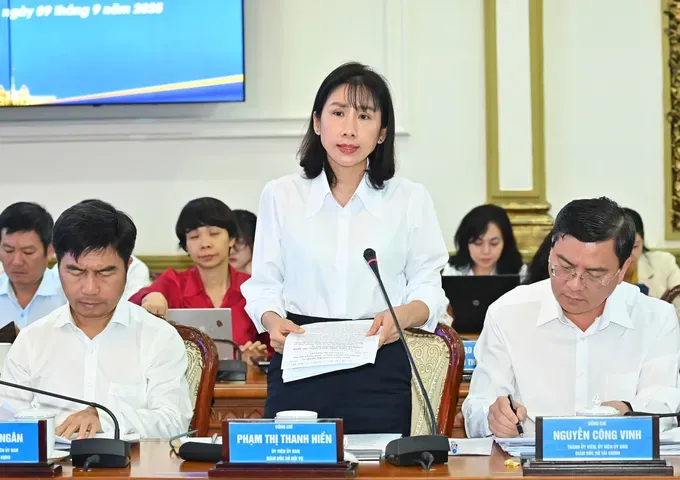 Ms. Pham Thi Thanh Hien, Director of the Ho Chi Minh City Department of Internal Affairs, delivers her remarks at the working session. (Photo: SGGP/ Viet Dung) z6993187503773-25e8c0d83c6321037f99d077ef7fa4e0-8977-1774.jpg