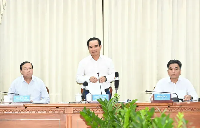 HCMC People’s Committee Chairman Nguyen Van Duoc delivers the concluding remarks at the working session. (Photo: SGGP/ Viet Dung) z6993908331428-3f3e36ae29b7b65c8dcd8b0ea9beb126-1428-1920.jpg