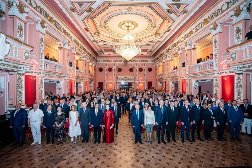 Officials and guests at the flag saluting ceremony (Photo: VNA) h.jpg