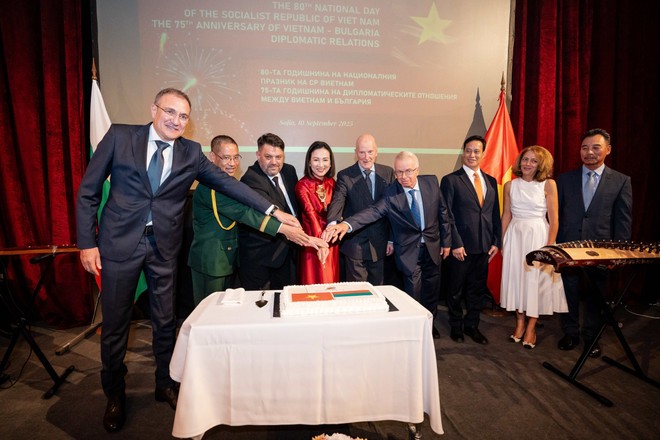 Vietnamese Ambassador Nguyen Thi Minh Nguyet (in red long dress) and officials at the event. (Photo: VNA) hp.jpg