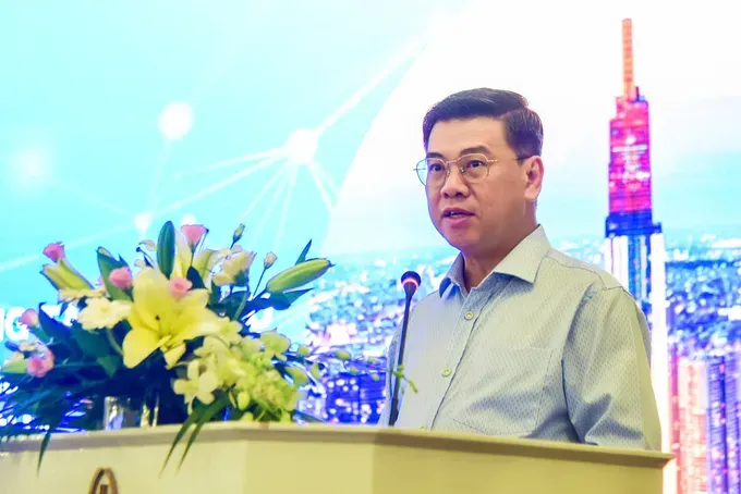 Deputy Chairman of the Ho Chi Minh City People's Committee Nguyen Van Dung speaks at the discussion. mr-dung-129-9119-282.jpg