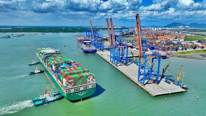 A 200,000 DWT vessel docks at Gemalink Port, HCMC. (Photo: SGGP) tau-cap-cang-2523-5891.jpg