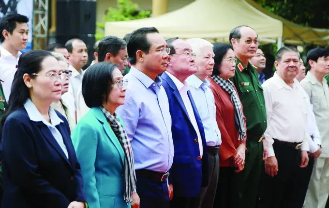 Delegates offer flowers and incense in tribute to the fallen heroes at Ben Duoc Martyrs Memorial Temple. o2c-3848-1616.jpg