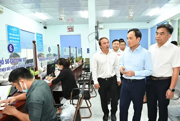 Secretary of the Ho Chi Minh City Party Committee Tran Luu Quang, together with a working delegation, surveys Binh Duong Ward Public Administrative Service Center. (Photo: SGGP/ Van Minh) 4bdca8fa45afcff196be-8586-2589.jpg