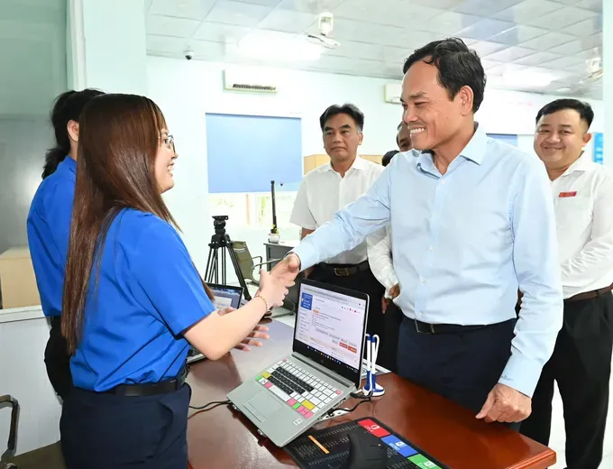 Ho Chi Minh City Party Secretary Tran Luu Quang greets staff at the Binh Duong Ward Public Administrative Service Center who assist citizens with administrative procedures. (Photo: SGGP/ Viet Dung) 767866891239953839-7078-7163.jpg