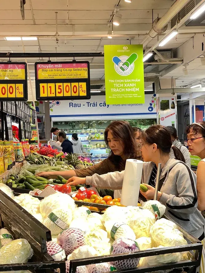 Consumers choose to purchase responsibly certified ‘green tick’ products at Co.opmart supermarkets. coopmart-tick-xanh-5584-8920.jpg