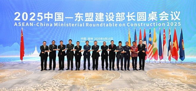Delegates pose for a group photo at the 2025 China-ASEAN Ministerial Roundtable on Construction, in Guilin, Guangxi province, China. (Photo: The Ministry of Construction) meetng2.jpg