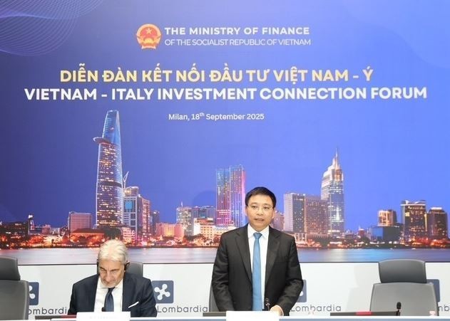 Minister of Finance Nguyen Van Thang speaks at the Vietnam – Italy Investment Connection Forum in Milan, the capital of Italy's Lombardy region, on September 18 (Photo: Ministry of Foreign Affairs) vietnam-italy.jpg