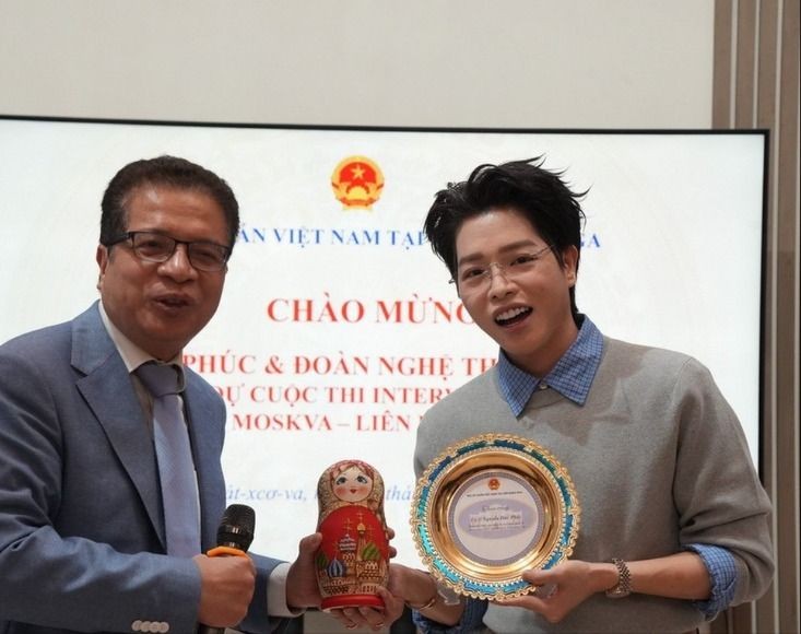 Ambassador Dang Minh Khoi wishes Duc Phuc success. (Photo: VNA) intervision-nhiem-vu-cham-den-su-rung-dong-8285790.jpg
