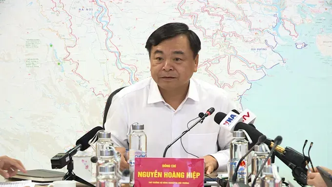 Deputy Minister of Agriculture and Environment Nguyen Hoang Hiep presides over the super typhoon response working session on the afternoon of September 22. (Photo: SGGP/ Duc Hien) img-2530-587-3970.jpeg