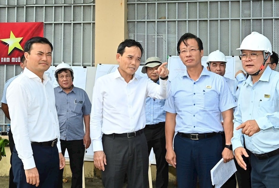 Secretary of the Ho Chi Minh City Party Committee Tran Luu Quang listens to a progress report on the project’s implementation. ngay 23-9-2025 bithu -2.jpg