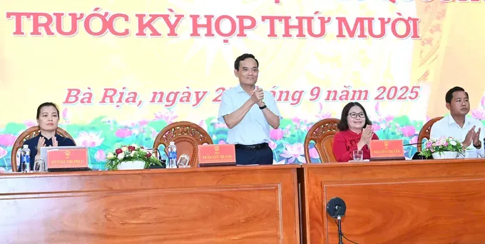 Secretary of the Ho Chi Minh City Party Committee Tran Luu Quang together with Deputies’ group No. 15 of the Ho Chi Minh City National Assembly Deputies Delegation meets voters of Ba Ria, Long Huong and Tam Long wards. (Photo: SGGP/ Viet Dung) 1f9563516c7de623bf6c-4125-9082.jpg