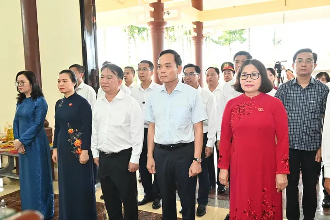 Ho Chi Minh City Party Secretary Tran Luu Quang and the delegation extend a moment of silence, expressing deep respect and profound gratitude for the great contributions of predecessors and heroic martyrs. (Photo: SGGP/ Viet Dung) 3818518168960702689-1-5991.jpg