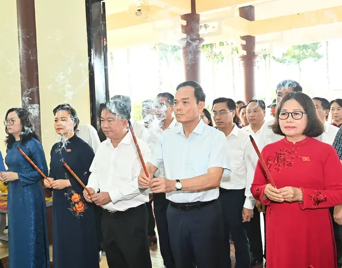 Ho Chi Minh City Party Secretary Tran Luu Quang and the delegation offer incense in tribute to heroic martyrs at the Hoa Long Martyrs’ Temple. (Photo: SGGP/ Viet Dung) a67bdd97d2bb58e501aa-6069-1809.jpg