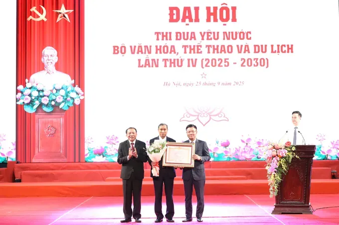Deputy Prime Minister Le Thanh Long and Minister of Culture, Sports and Tourism Nguyen Van Hung present the Labor Hero title and flowers to Coach Mai Duc Chung. d86d21bb-98e2-456f-b035-96de477b5819-4661-9360.jpg