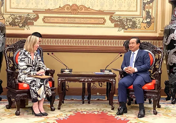 Chairman of the Ho Chi Minh City People’s Committee Nguyen Van Duoc receives Ms. Mellissa A. Brown upon assuming her new duties in Ho Chi Minh City. (Photo: SGGP/ Xuan Hanh) z7048878085147-0102a11cfab5d5ae7be94f8d71d931e9-9837-4780-2597-8849.jpg