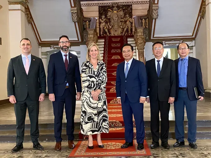 The delegations from both sides pose for a commemorative photo. (Photo: SGGP/ Xuan Hanh) z7048878093245-4eabb7a796e8c49fc5450a160405c61d-4478-2800.jpg