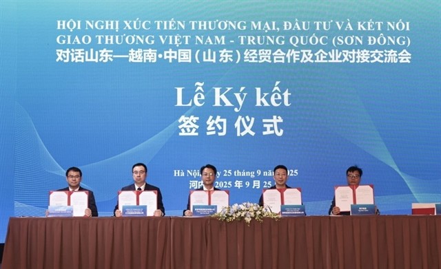 Various cooperation agreements are signed between Vietnamese and Chinese enterprises at the conference. (Photo: VNA) 452693_vna-potal-tang-cuong-hop-tac-kinh-te-thuong-mai-viet-nam-trung-quoc-8296933.jpg