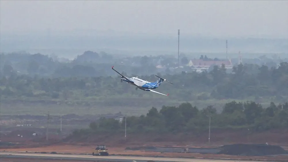 Beech King Air 350ER, flight number B350, conducts a calibration flight at Long Thanh International Airport. z7051044268692-88e9d13308ba9f28d796a82e09778ab0-9348-2425.jpg