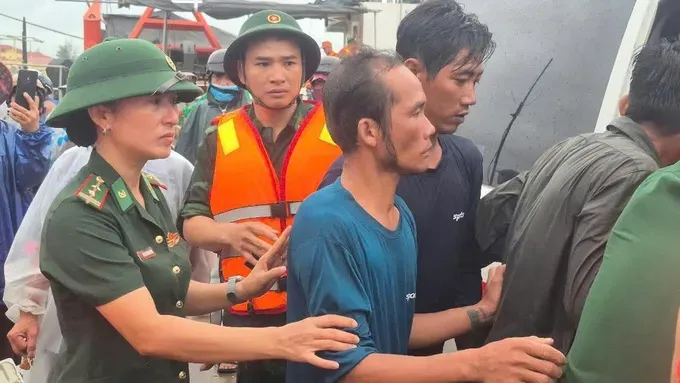 The fishermen were rescued and brought to the shore. 1000061012-735-6396.jpg