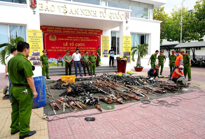 Binh Thuan province's public security force destroys weapons, support tools, and fireworks. (Photo: VNA) bt.jpg