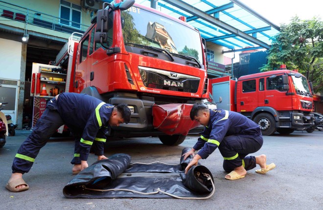 Firefighters of Hanoi's police prepare equipment and are ready to embark on missions. (Photo: VNA) hh.jpg