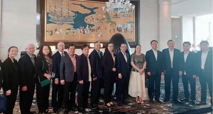 Vice Chairman of the Ho Chi Minh City People’s Committee Bui Minh Thanh and Governor Muraoka Tsugumasa pose for a commemorative photo with officials from both localities. screenshot-2025-09-28-083810-6401-8698.png