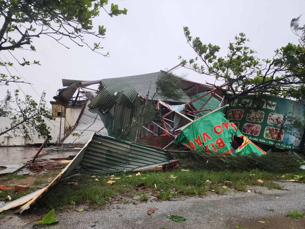 Debris and damaged materials scattered across the site (Photo: SGGP/ Duong Quang) 10.jpg