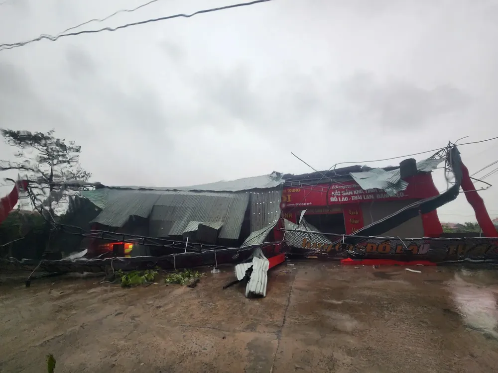 Roofs ripped off homes in Quang Trach Commune. 1000027670-2708-9620.jpg