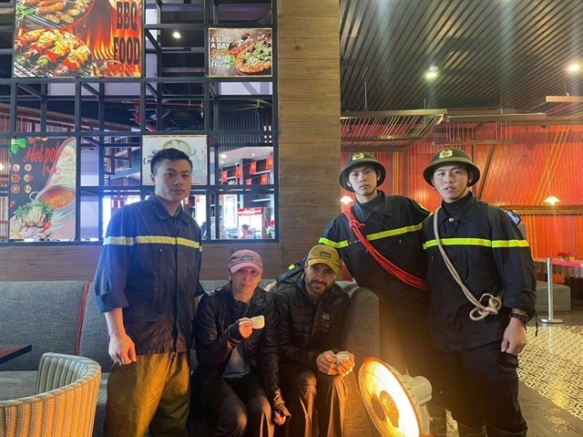 The pair was brought to Fansipan cable car station for health checkups and food. 453342_5283935863025717_two.jpg